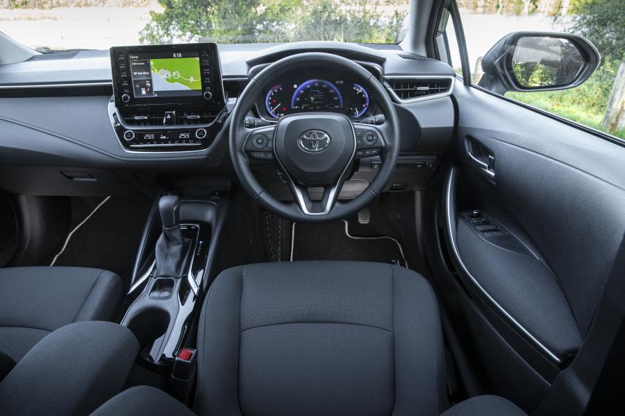 Торпедо Toyota Corolla Hybrid Sedan 2019 года  (UK) (фото 12 из 29)